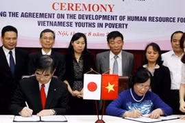 越南劳动荣军社会部部长范氏海传同日本中小企业国际人力发展协会公共利益基金会主席共荣签署越南贫困青年人力资源培训合作协议