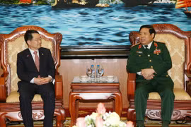 越南国防部部长冯光青大将与韩国国防部副部长白承珠