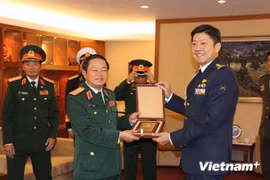 越南国防部副部长杜伯巳上将与新加坡武装部队三军总长黄志明