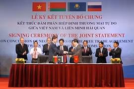 越南工商部长武辉煌同欧亚经济委员会贸易部长安德烈·斯列普涅夫签署了结束越南与俄白哈关税同盟自贸协定（FTA）谈判的联合声明