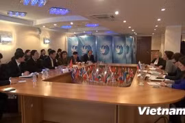 越南教育培训部部长范武论部长一行与俄罗斯各有关部门就教育培训合作展开了讨论 