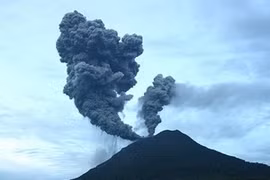 印尼锡纳朋火山再喷发