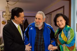 菲德尔·卡斯特罗（中）会见阮晋勇总理和阮氏金银副主席