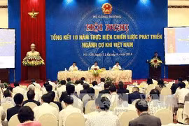 越南政府总理阮晋勇和副总理黄忠海一同出席会议