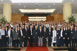 越南国会主席阮生雄和越南祖国阵线主席阮善仁会见越南天主教团结委员会代表团