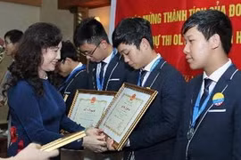 越南国家主席致信表扬参加国际数学奥林匹克竞赛的越南学生代表团