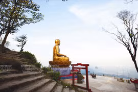 越南山上最大铜像的138吨陈仁宗佛皇坐禅宝像