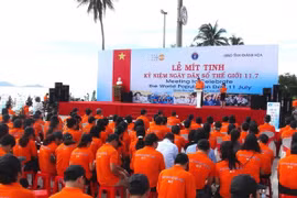 在芽庄市举行的世界人口日纪念集会