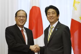 菲律宾总统贝尼尼奥·阿基诺三世同日本首相安倍晋三举行会晤