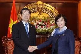 越南国会副主席阮氏金银与日本中小企业国际人力发展协会公共利益基金会主席 Kyoei Yanagisawa