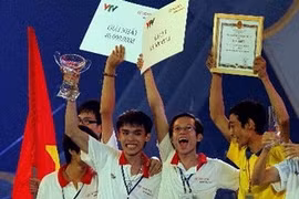 越南雒鸿大学队获参加2012香港亚太大学生机器人大赛资格 
