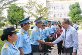 阮善仁同志访问空军军官学校