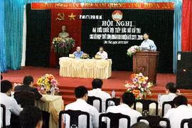 越南祖国阵线中央委员会主席阮善仁接触北江省选民