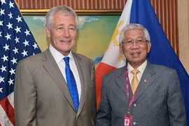 美国国防部长哈格尔和菲律宾国防部长伏尔泰·加斯明