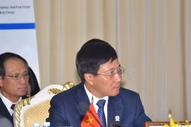 越南外交部长范平明出席会议