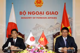 越南政府副总理兼外交部长范平明与日本外务大臣岸田文雄举行新闻发布会