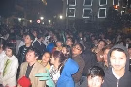 数千名首都居民和游客到河内大剧院广场迎接新年