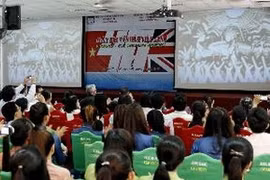 各名代表观看沙画表演节目