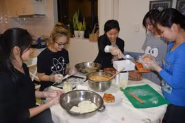越南留学生制作月饼