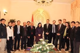 越南农业代表团在越南驻德国大使馆合影