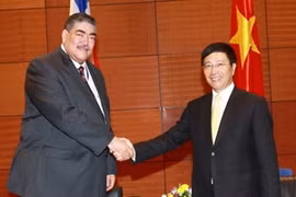 越南外长范平明会见多米尼加总统府国务部长 
