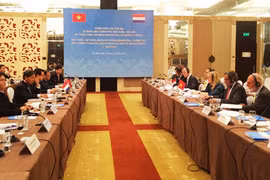 越荷两国代表团