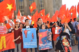 旅居法国越南人举行示威反对中国侵犯越南主权 