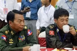 缅甸联邦和平执行工作委员会副主席吴昂敏与克钦独立军副总司令昆貌