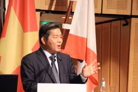 越南计划与投资部部长裴光荣在论坛上发表讲话