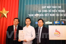 越南驻捷克大使馆对外公布捷克越南文化年形象标志