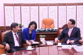 越南驻韩国大使范友志先生礼节性拜会了郑义和议长