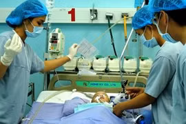 医生检查术后情况