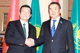 越南国家主席会见哈萨克斯坦两院领导