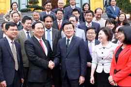国家主席张晋创会见纺织业模范企业家