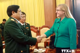 越南国防部部长冯光青大将与美国国防部主管南亚及东南亚事务副助理部长希尔莱特女士