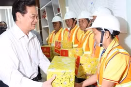 阮晋勇总理新春探慰问多福固体废物处理厂工人 