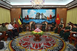 越南人民军副总参谋长武文俊中将会见莫桑比克共和国国防学院院长丹尼尔·查莱少将