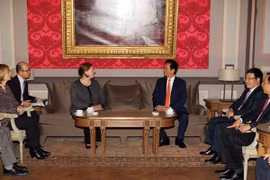 越南政府总理阮晋勇见了比利时参议院议长德贝图娜