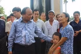 阮春福副总理慰问海防市大录居民