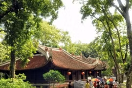 游客参观太庙区