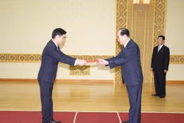 越南驻朝鲜大使范越雄向朝鲜最高人民会议常任委员会委员长金永南（Kim Yong Nam）递交国书。