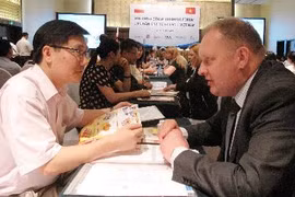 越南和波兰各家企业代表进行交谈，寻找合作机会