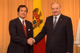 越南驻摩尔多瓦共和国特命全权大使阮明智和摩尔多瓦总统尼古拉·蒂莫夫蒂