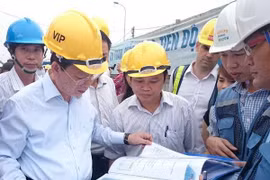 河内市人民委员会主席阮世草检查项目施工进度
