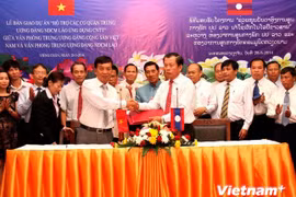 越共中央办公厅和老挝人民革命党中央办公厅联合举行“信息技术应用项目”转交仪式