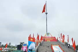 越南广治省隆重举行国家统一升旗仪式
