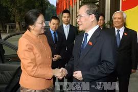 越南国会主席阮生雄会见老挝国会主席巴妮•雅陶都。（图片来源：越通社）