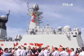中国海军军舰首次访问越南金兰港