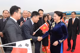 阮氏金银抵达首尔 继续访韩之行（组图）