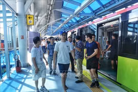 呠-河内火车站高架地铁段投运第一天接待乘客3.4万人次